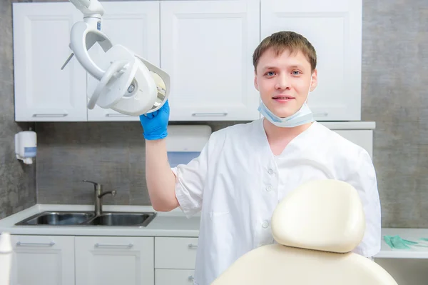 Retrato de un dentista varón feliz — Foto de Stock