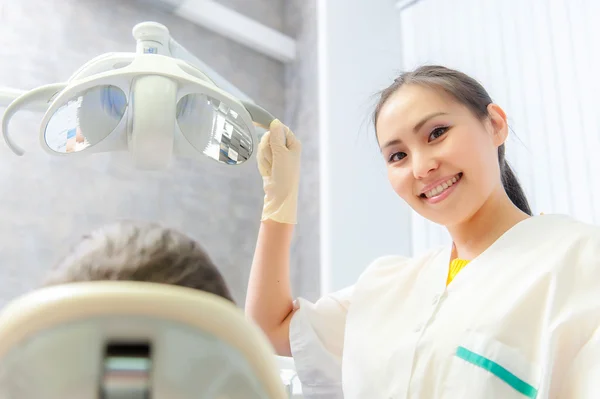 Ritratto di un dentista amichevole in una clinica dentistica — Foto Stock