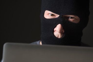 Maskeli hacker