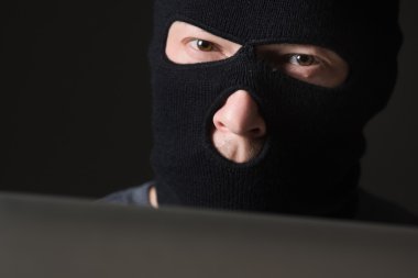 Maskeli hacker