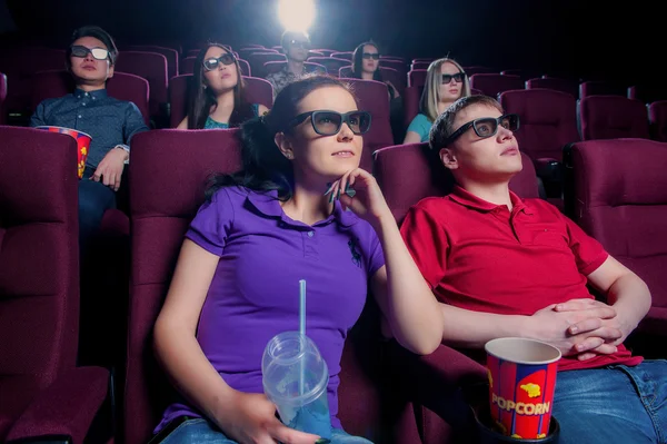 La gente en el cine con gafas 3D — Foto de Stock