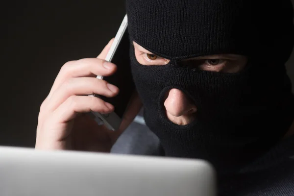 Hacker i en mask — Stockfoto
