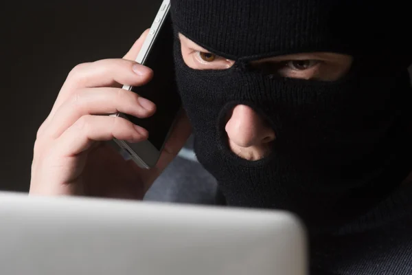 Хакер в маске — стоковое фото