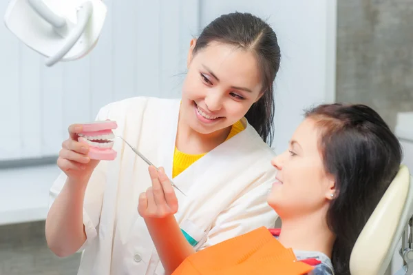 Dentist show dentures to a patient — Stock Photo, Image