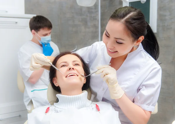 Paziente femminile con bocca aperta — Foto Stock