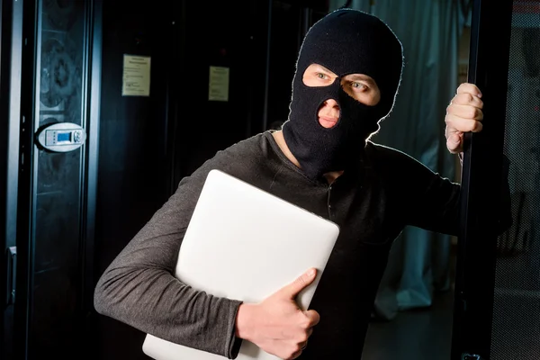 Hacker dans un datacenter — Photo