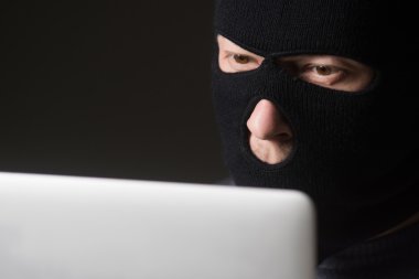 Maskeli hacker