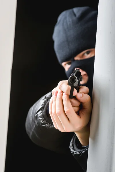 Apontar o assassino com uma arma — Fotografia de Stock