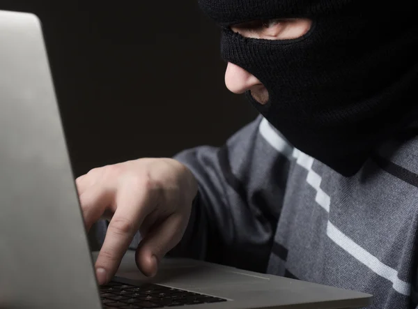 Hacker i en mask — Stockfoto