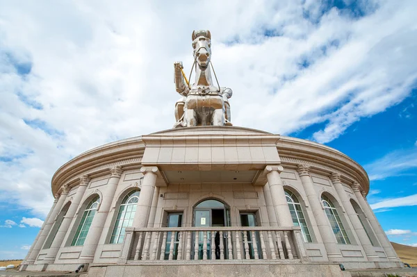 Ulaanbaatar, Mongolië-17 mei 2015: De werelden grootste standbeeld van Chinghis Khan — Stockfoto