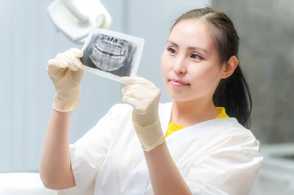 Dentista mirando la imagen de rayos X — Foto de Stock