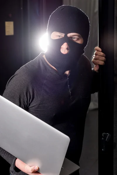 Hacker em um datacenter — Fotografia de Stock