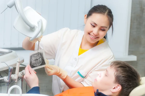 Dentista mostrando raio-X para um paciente — Fotografia de Stock