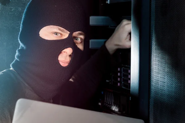 Hacker in a datacenter — Stock Photo, Image