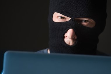 Maskeli hacker