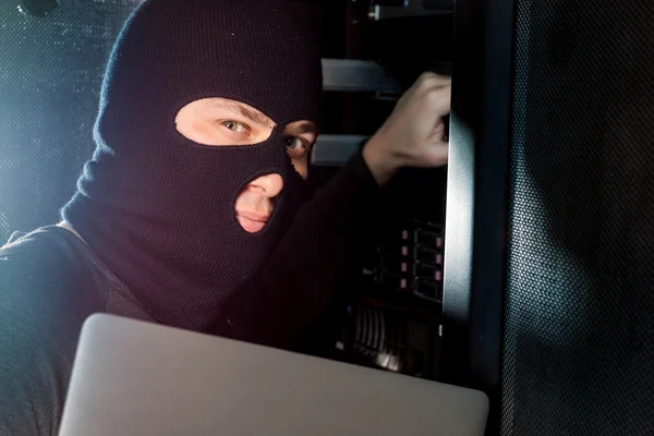 Hacker in a datacenter — Stock Photo, Image