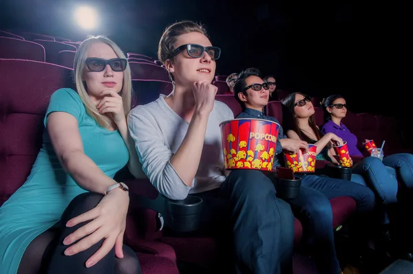 Pessoas no cinema usando óculos 3d — Fotografia de Stock