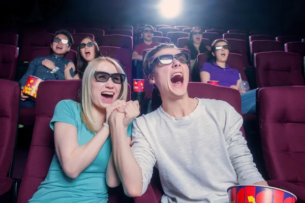 Mensen in de bioscoop 3D-bril — Stockfoto