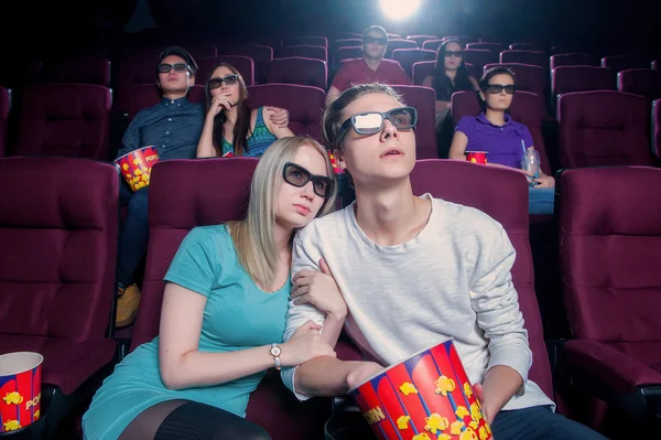Les gens au cinéma portant des lunettes 3D — Photo