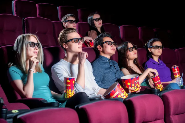 Pessoas no cinema usando óculos 3d — Fotografia de Stock