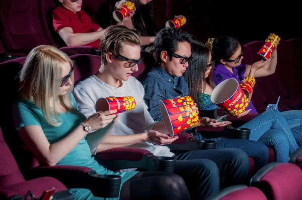 La gente en el cine con gafas 3D — Foto de Stock