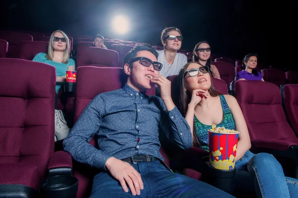 Pessoas no cinema usando óculos 3d — Fotografia de Stock