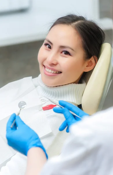 Paciente joven en el consultorio del dentista — Foto de Stock