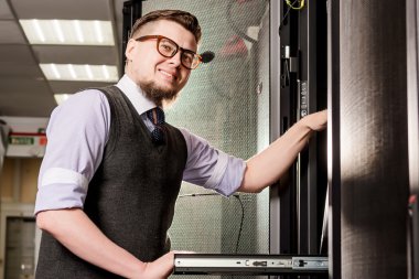 Bir veri merkezinde genç mühendis