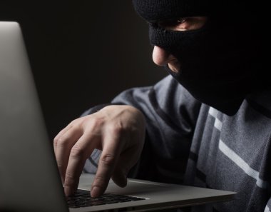 Maskeli hacker