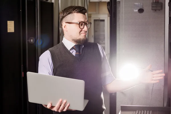 Jonge ingenieur in een datacenter — Stockfoto