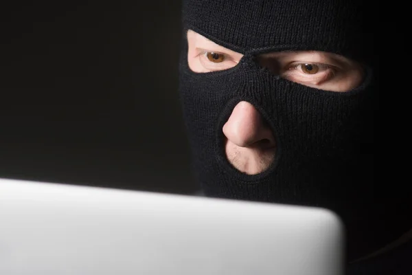 Hacker em uma máscara — Fotografia de Stock