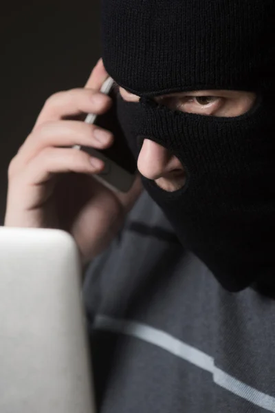 Hacker i en mask — Stockfoto