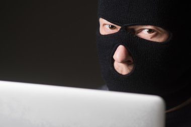 Maskeli hacker