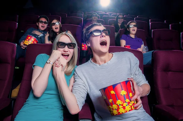 La gente en el cine con gafas 3D — Foto de Stock