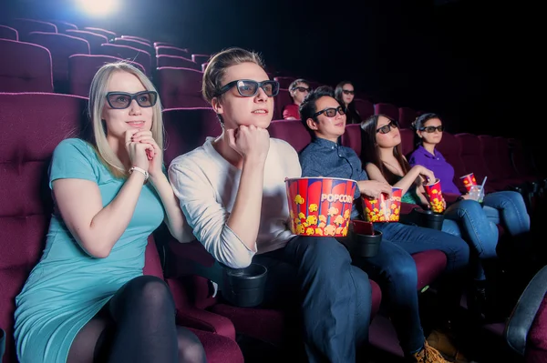 La gente en el cine con gafas 3D — Foto de Stock