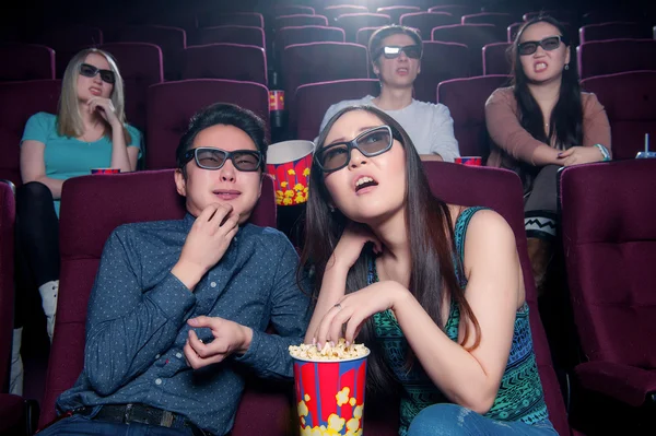 La gente en el cine con gafas 3D — Foto de Stock