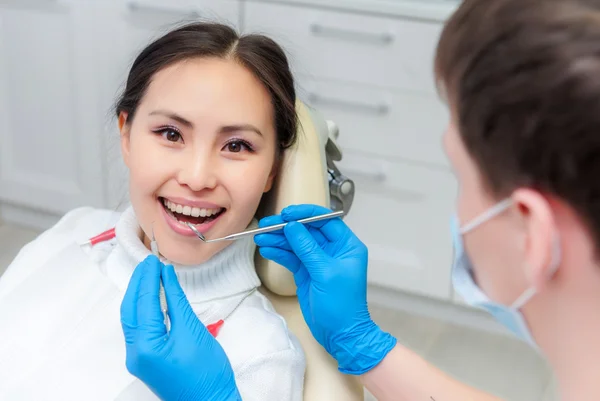 Jovem paciente do sexo feminino no consultório odontológico — Fotografia de Stock
