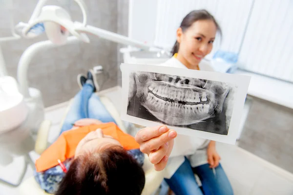 Dentista mirando la imagen de rayos X —  Fotos de Stock