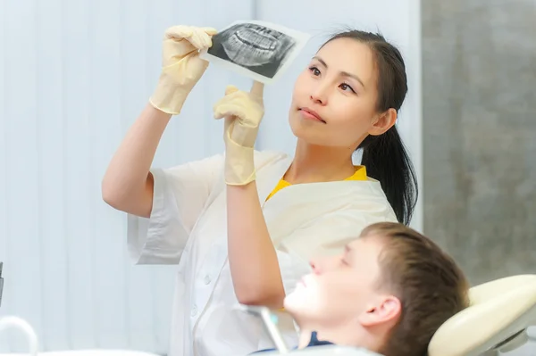 Dentista mostrando raio-X para um paciente — Fotografia de Stock
