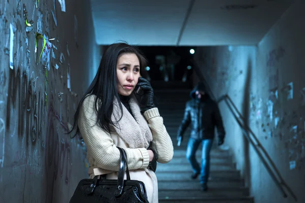 Jovem mulher ao longo da noite em um perigo — Fotografia de Stock