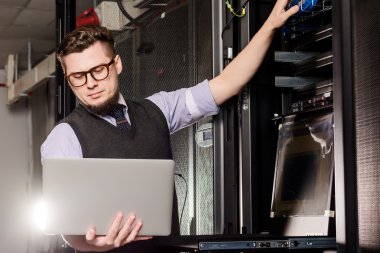 Bir veri merkezinde genç mühendis