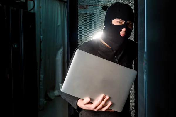 Hacker in a datacenter — Stock Photo, Image