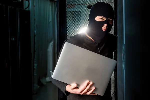 Hacker i ett datacenter — Stockfoto