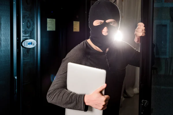 Hacker in a datacenter — Stock Photo, Image