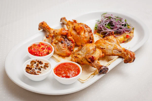 Soslar ile ızgara tavuk