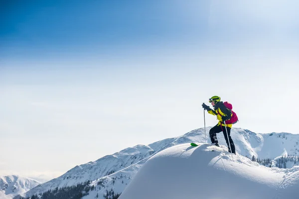 Лыжник, идущий по вершине горы . — стоковое фото