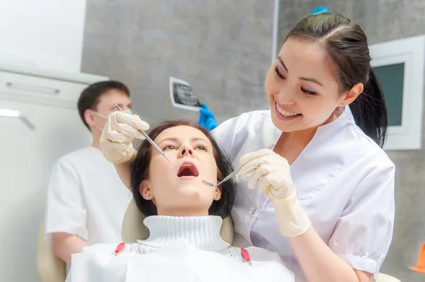 Paziente femminile con bocca aperta — Foto Stock