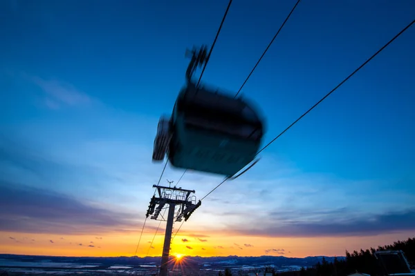 Kabelbaan naar de top — Stockfoto