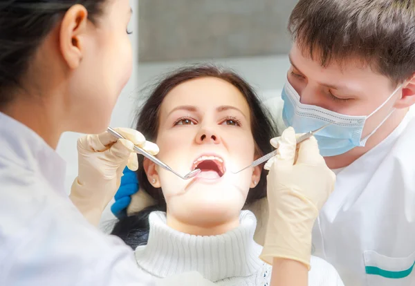 Paziente femminile con bocca aperta — Foto Stock