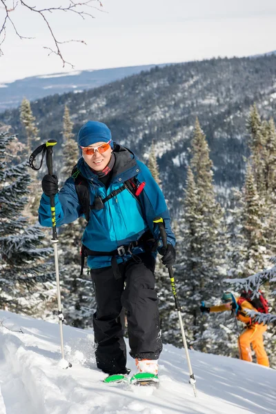 Dağın tepesinde yürüyen kayakçı. — Stok fotoğraf